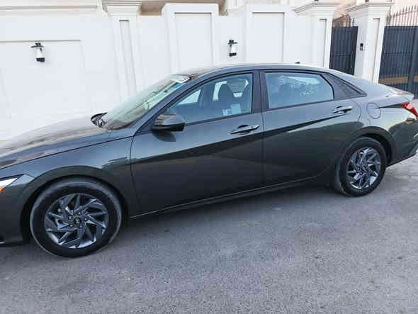 السلام عليكم 
النترا هايبرد موديل ٢٤ للبيع مكفولة من الصبغ والتبديل بارد مقدمة البنيد وبارد بطارف الجنطة ماشية ٢٥ الف 
للاستفسار ***********
