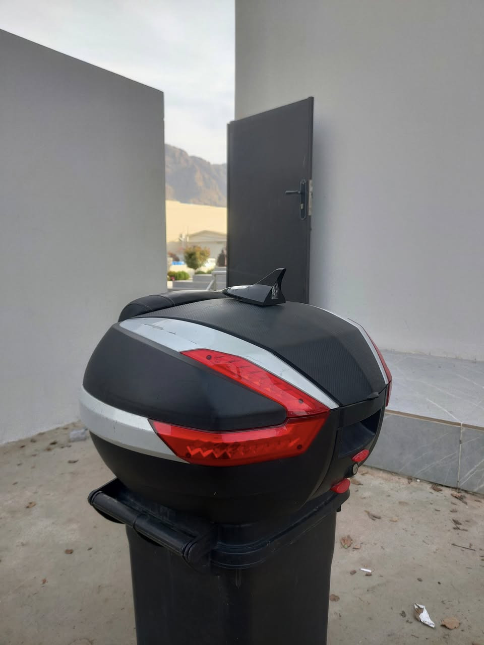 صندوگ حجم کبیر للبیع 
نظیف و قوی و اصلی 
للجمیع دراجات 
يتضمن قاعدة بدگم واحد يمكنك من خلاله إزالة الصندوق
للفورزات . للسکای ویف. دایوان لجمیع دراجات
سعرها ١١٠ الف
 توصیل لکل محافظات موجود
***********

سندوقی گەورە بۆ فرۆشتن
زۆر پاکە و زۆر گەورەیە و زۆر ئەسڵ و قایمە
بۆ هەمو ماتۆڕێک دەبەسترێت
قاعیدەی خۆی لەگەڵە و بە دوگمەیەک دەتوانی سندوقەکە لێکەیتەوە
سعری ١١٠ هەزارە
گەیاندن هەیە بۆ هەمو کوردوستان
***********
***********
