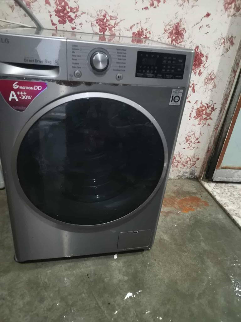 غساله اوتاميتك 8 كيلو LG بيها كسر بالشاشه الاماميه وخياس بسيط مثل ماوضح بالصور سعر 100 الف وبي مجال بسيط 
وهذا رقمي *********** كركوك, العراق
