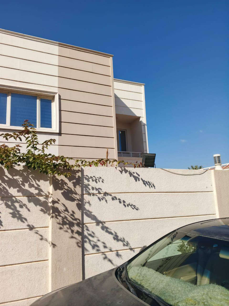 السلام عليكم دار للبيع في مجمع الدره السكني  المساحه 220م ركن 
تفاصيل البيت 
3 غرف مع غرفه اضافيه 
+ صاله +استقبال + مطبخ 
 مضله خارجية سحب 
ملاحظه  7 سبالت  جديده مع الدار 
اللاستفسار
 الاتصال او المراسله على الواتساب  ع الارقام التاليه ***********
***********
