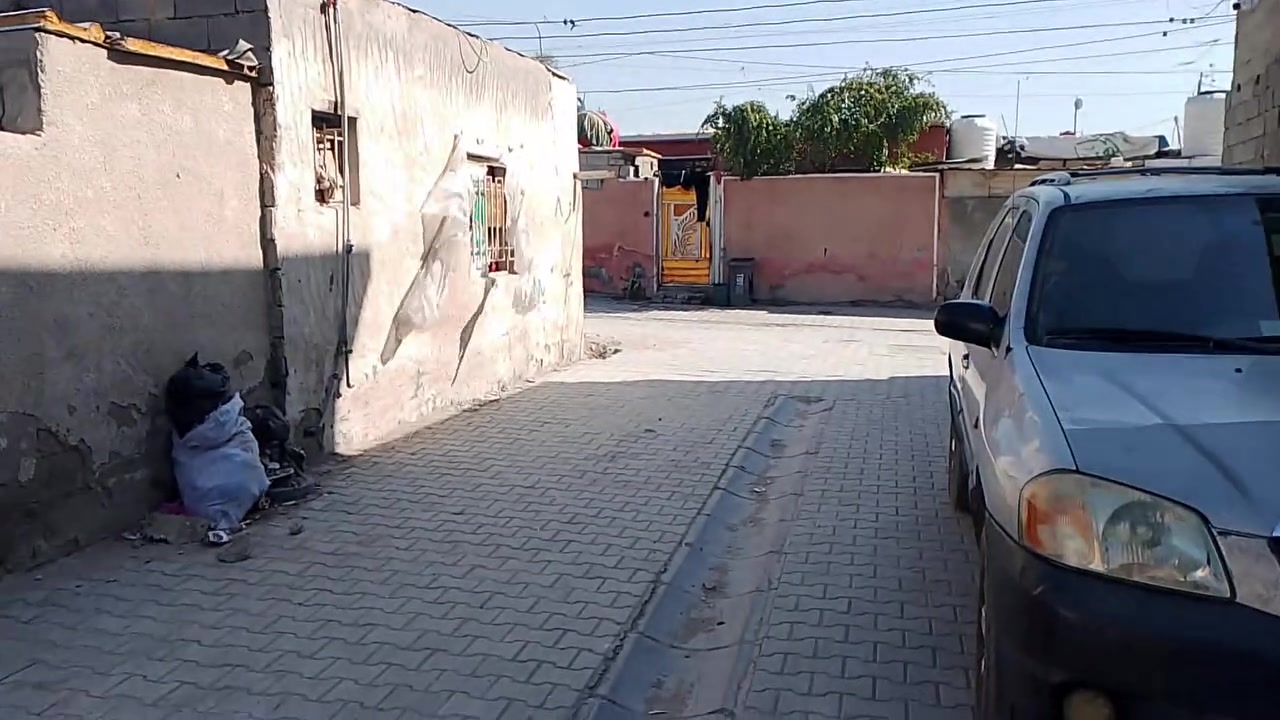 سلام عليكم عندي بيت 100متر مربع بحي البساتين مدخل جامع المرتضى خلف اسواق الصدرين منطقة حلوة لا ازالة ولا شي غرفتين وصالة وطرمة كبيرة كامل خدمات مقرنص ماي مجاري نظيف جاهز لسكن سقف جينكو بس مرتبة دربونة هدوء تعال واشوف بعينك اريدة ب23 وبي مجال واذا قسط ابيع حسب الاتفاق ***********واتساب
