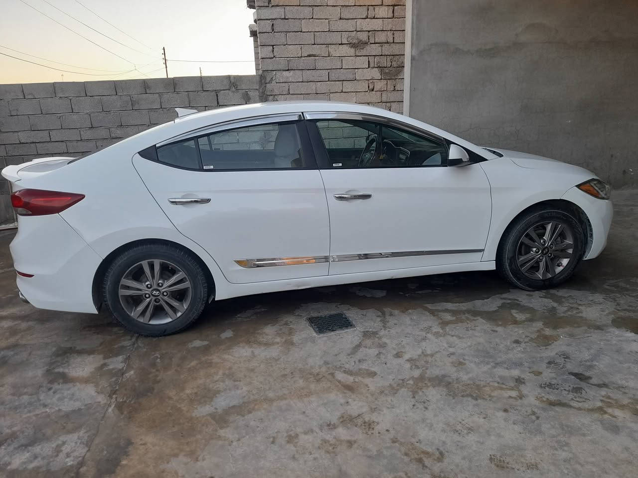 السلام عليكم انترا موديل 2017 وارد أمريكي  رقم انبار شرط التحويل وغرامات بيه بونيد صبغ وبل غماره أثر تكشير ولباقي ليبل واحد مكفول سياره جديده متصرف عليه شي محرك كير صدر كله شرط مكان السياره بيجي السعر 125
 هاتف ***********
