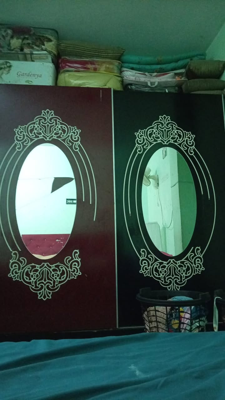 اغراض للبيع غرفه نوم ب١٥٠ قفل وسنك ب٦٠ وميز طعام ب٣٠ مكانها بغداد مدينه الصدر قطاع ٧٣ الصور هوسه بسبب النقل للتواصل *********** واتساب

