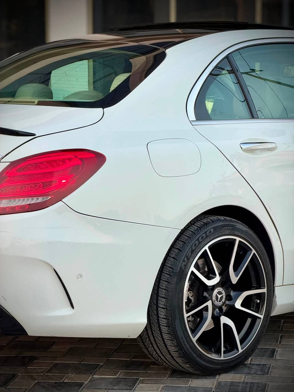 Mercedes c300 مارسيدس 
فول مواصفات دبل ماوس بانوراما 
جديدة جداً 
صفر مسج 
موديل 2016 
حادث جاملغ بنيد
السعر 198 
مكاني بغداد منصور
***********
