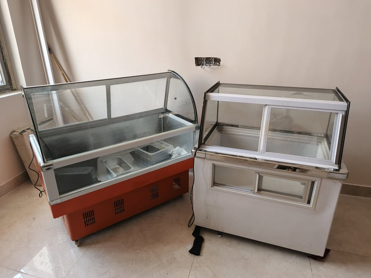 عارضات مقبلات ١٦ بلانك و١٠ بلانك وعارضه عمودي نضافه وتبريد فول استخدام شهرين مكان ناصريه ***********
