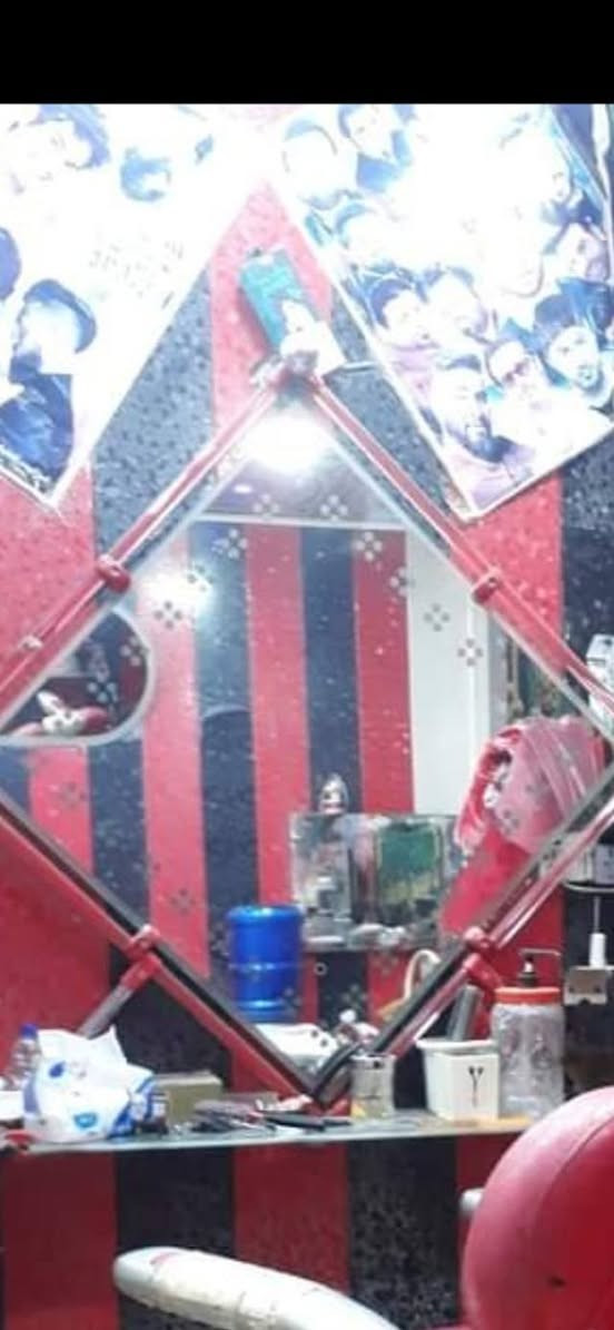 كرسي حلاقه (1) مرايات(2) اماميات  +خلفيات (2)+
  رف تعليك. ***********
