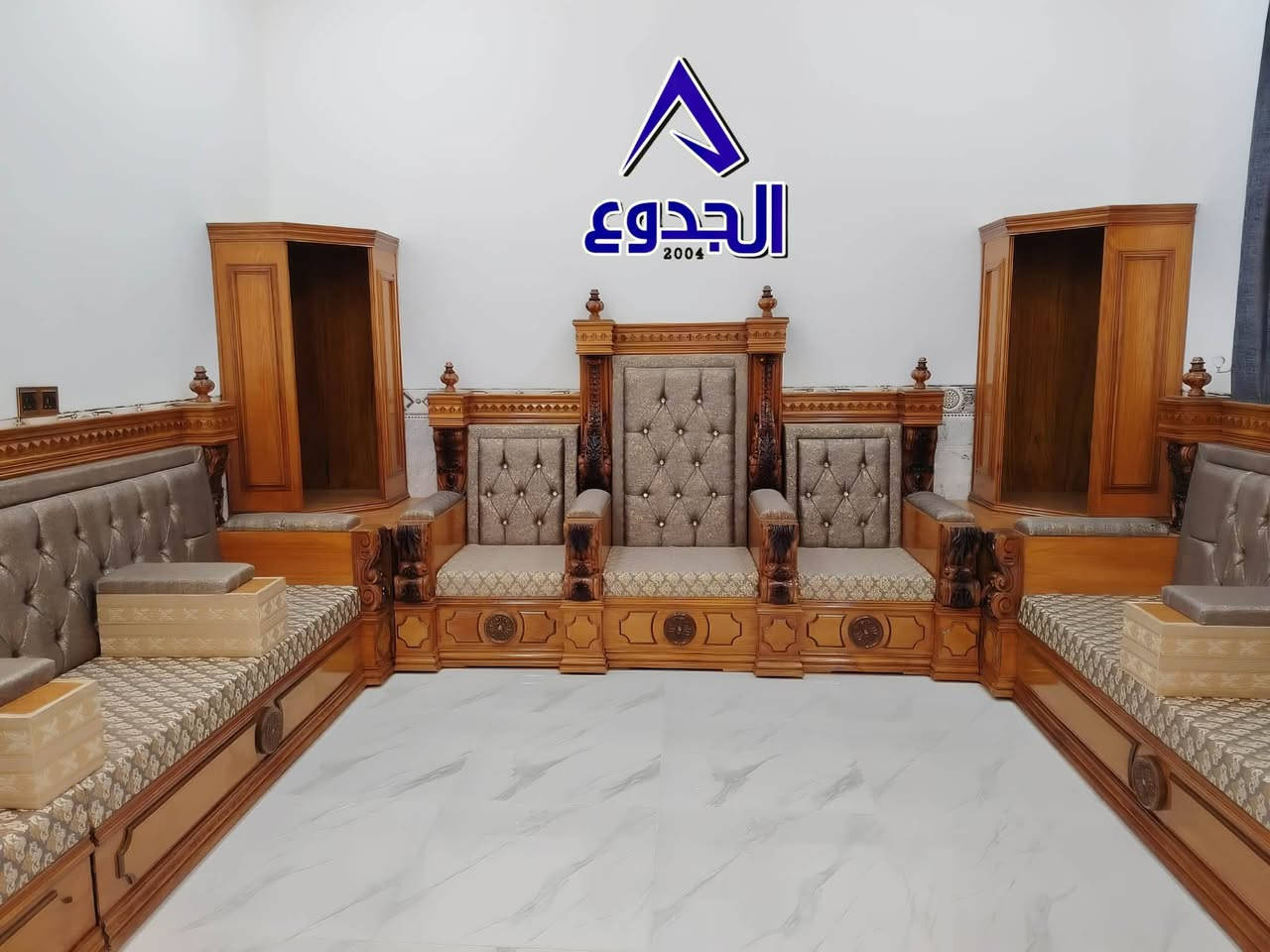 ✨ طخم فاخر من شغل معملنا، بتنفيذ كادر مصلاوي محترف وخبرة سنين بالتفاصيل والتشطيب. تصميم يجمع بين الفخامة والأصالة حتى يضيف لمسة مميزة لبيتكم.

✔️ صناعة محلية بإتقان عالي
✔️ خامات مختارة بعناية
✔️ تنفيذ وتشطيب على مستوى راقٍ
✔️ إمكانية التفصيل حسب الطلب

نفخر إن كل قطعة تطلع من معملنا تحمل بصمة الجودة والإبداع.

🚚 التوصيل متوفر إلى جميع محافظات العراق

📞 للحجز والاستفسار:
***********

📍مجموعة الجدوع التجارية – ثقة وجودة من أهل الخبرة.
