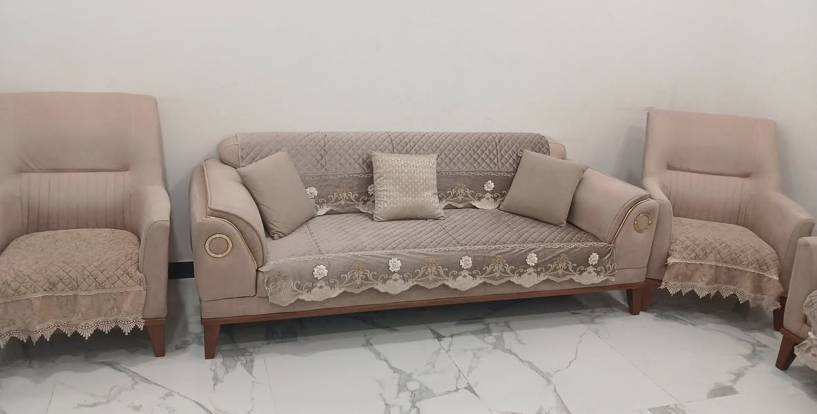 تخم زان القماش ولتر ابرو جديد نظافه ١٠٠ب١٠٠ جديد تركي الاصلي ١٠ مقعد صار ٢شهر من اشتريته  بس طلع ظخم مكان مكفه السعر ٩٠٠الف اةبي مجال التصال على ***********
