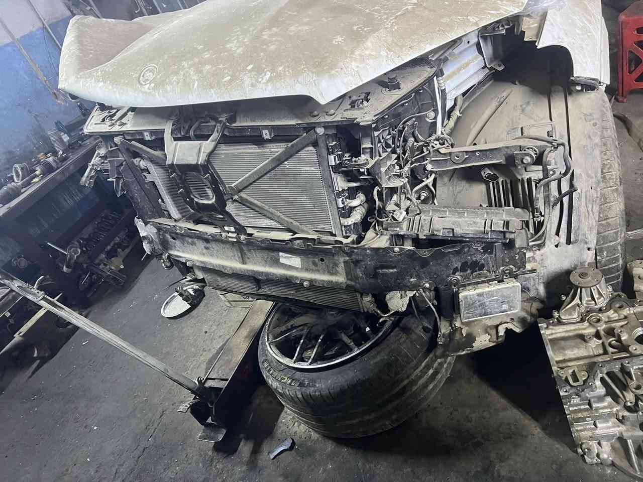 السلام عليكم عندي هاي مارسيدس gle53 amg coupe سيارة ابيعها على حادثها. ردت اصلحها وما كدرت فلوس ما عندي تكفي 
سياره ماشيه ١٢٠٠ كم  وصار بيها حادث وحادث جانبي محرج كيو كهرباىيات كلها ما بيها شي حادث موجود بلصور الصدر الايسر كله مفلش وقماره مفلشه وبنيد وجاملغ وابواب اثنين والكيس مال دهن بلنقل انكسر بقيه سياره مكفوله ورقمها سليمانيه سياره جانت زيروا والزيروا معروف سعرها وسياره شوكت متريد تحويل رقمها سليمانيه *********** وتس اب موجوده سياره بغداد. وهذا فديو وصور توضح حالتها.  والبياعه شرايه اسف. وجماعه التفصيخ ايضا اسف عن بيعها.  
سيارة سعرها ١٨ الف دولار
