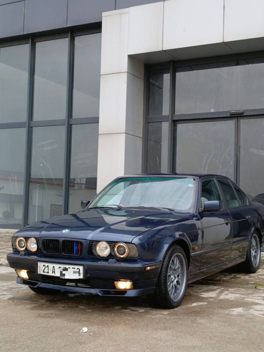 Bmw 525i
مۆدیل 1992 پێش و دوا کراوە بە 1995 ، گێڕ تۆماتیک ،  ڕەقەم سلێمانی بەشەرتی تەحویل و وەکالەت و غەرامە سەنەوی تازەیە عام بۆیاغە ، چاملغی دواوە سایەق قرچێکی هەیە و  چاملغی پێشەوە سەکن قرچێکی بچوکی هەیە
سەیارەکە بەس ماشاللەی ئەوێ توند و تۆڵە چرکەی تیانیە چاڵ و چۆڵ و شوختی نیە بێ مەسرەف
تەبرید سارد و گەرم 
گێڕ و مەکینە بەشەرت بێ سەرف و بوخار سەوت
قوەتی بەس ماشاللەی ئەوێ 
سەیارەکە هی ماڵی خۆمە هی مەعرەز نیە
سعری 65 تۆزێ مەجال
***********
***********
شوێن سلێمانی السليمانية, العراق
