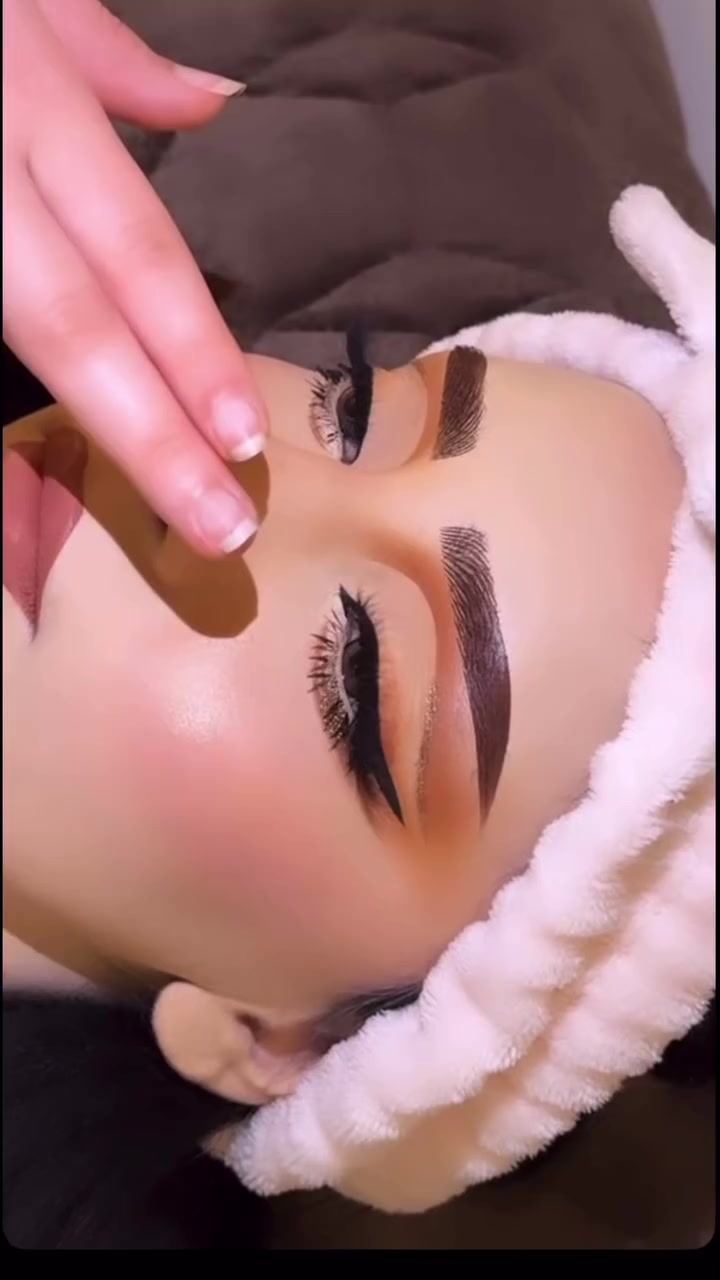 هيچ يصير الشغل الصح 😉
إحساس النعومة يبدأ من أول لمسة🌸
♦️#صالون_لبنان_بيوتي 
لان جمالچ يستاهل الدقة والفخامة🤭🔥
نقدملكم:
#تسريحات ناعمة وراقية
#مكياج عرائس ومناسبات  vip
♦️نشتغل على أدق التفاصيل حتى تطلعين أجمل نسخة من نفسج 🌸
#وبأنسب الأسعار 🤍
للحجز ***********
عدد الحجوزات محدود يوميًا 🤍
العنوان- العروبة الاولى-الركن الذهبي-مجاور عسل الملكة
