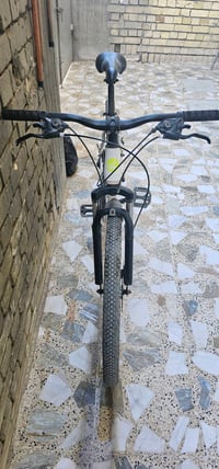 باسكل جبلي بحالة جيدة. اللون أبيض مع تفاصيل سوداء، يمتاز بإطارات عريضة...