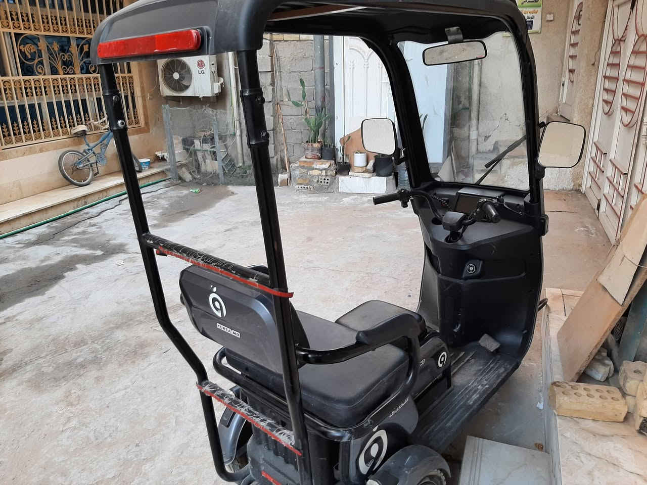 سلام عليكم ✋🌹 دراجة شحن 3 عجلات ، مناسبة للرجال والنساء ، العنوان كربلاء شارع أحمد الوائلي، سعر مناسب جدا  750 الف . نصف سعر المعرض، المواصفات كرسي سحب تصبح لشخصين ، نوع KORIA ;IMM النوع المرغوب في العراق ، حجم التاير 10'. البطاريات + المحرك + الكهربائيات كلها شغالة بصورة جيدة مع كشاف ليد. سويج مع بصمة . الاتصال مع ***********
