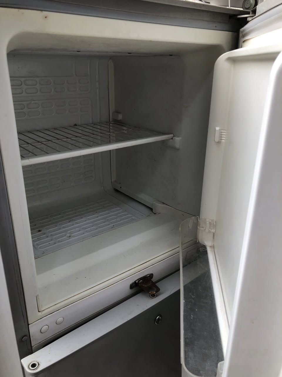 ثلاجة مستعملة للبيع نظافة 80‎%‎ تبريد ممتاز 
بيع مستعجل 
السعر 130 الف بيها مجال قليل 
المكان بغداد حي الاعلام قرب تقاطع درويش
واتساب ***********
