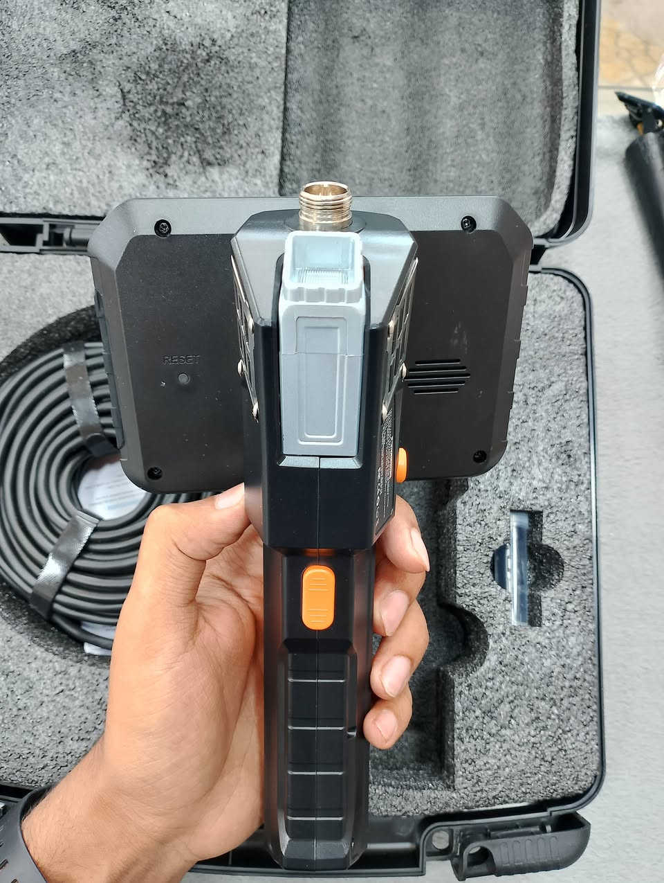 الجهاز هو كاميرا فحص صناعية (Endoscope) تستخدم للكشف في الأماكن الضيقة والمظلمة. 
الشاشة: شاشة IPS عالية الدقة مقاس 5 بوصة.
الكاميرا: مسبار كاميرا بقطر 7.9 ملم يتيح الفحص في الزوايا الضيقة.
الإضاءة: مزودة بأضواء LED عالية السطوع للعمل في الأماكن المظلمة.
الاستخدام: مثالية لفحص محركات السيارات، الأنابيب، 
وتجاويف الجدران دون الحاجة للتكسير
يوجد توصيل لجميع المحافضات 🛵 
***********
