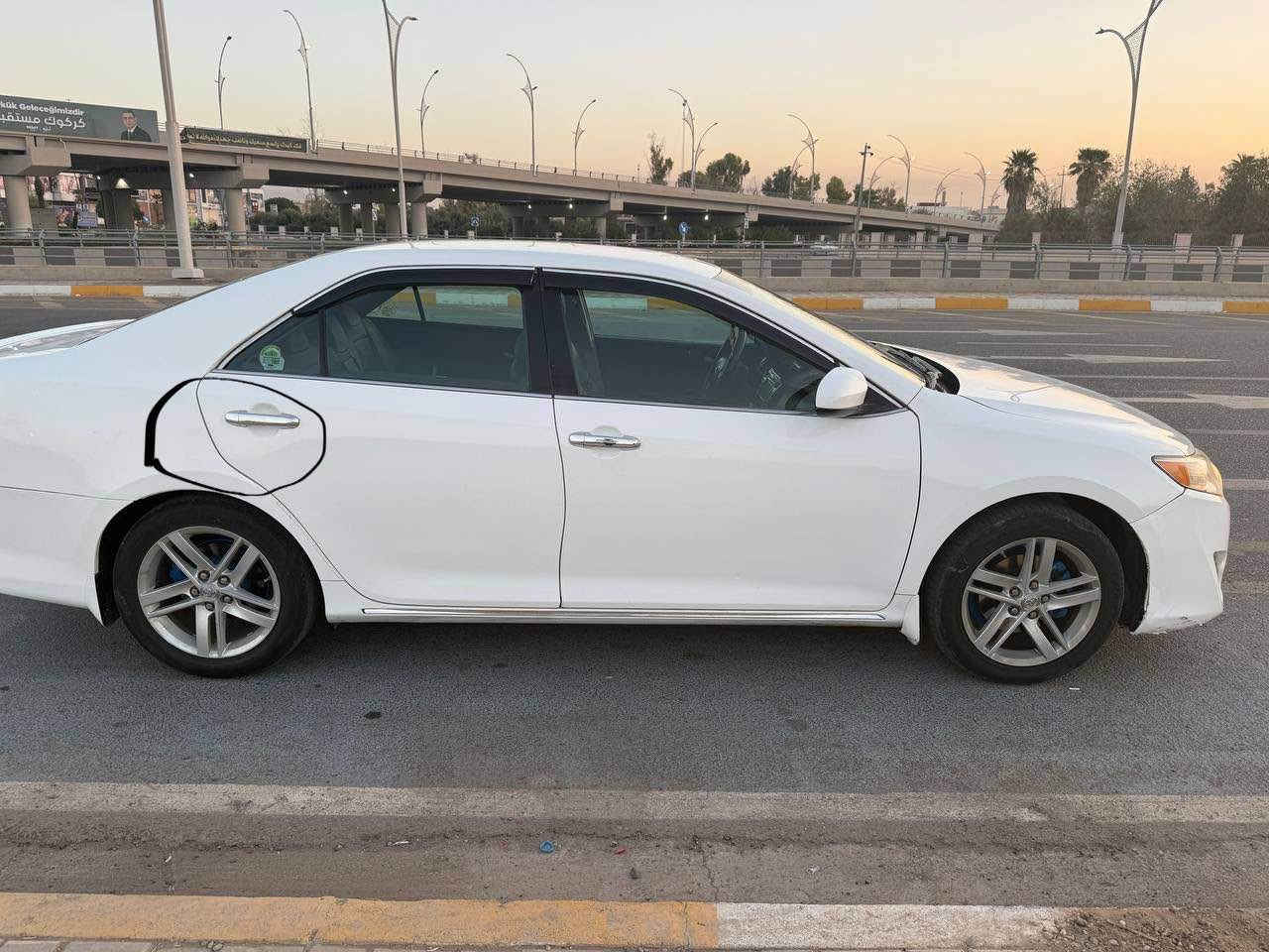 سلام عليكم كامري 2012 
LE مواصفات معروفة
بيها نص باب ونص جاملغ بدون دواخل بدون ايرباك
سبير منازل
ماشي 190 ميل
كير ومحرك ما مفتوح
*********** كركوك, العراق
