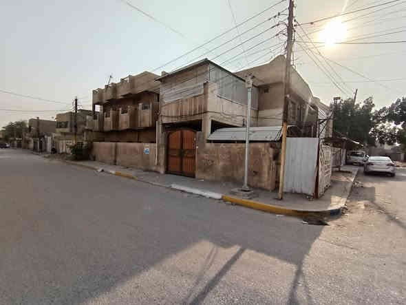 السلام عليكم ورحمة الله وبركاته
دار للبيع منطقه الشعب (حي البساتين) طابو صرف
يحتوي على(6) غرف نوم و(4)خدمات صحيه واستقبال ومطبخ وكارج يتسع سيارتين (دار ركن)
***********
***********
