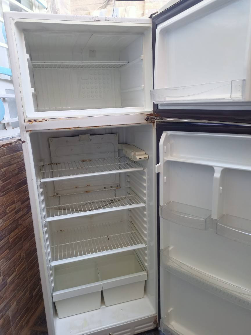 ثلاجه مستخدمه نضيفه للبيع تعمل بحاله جيده السعر 175 الف وبيها مجال قليل 
للستفسار ***********
*********** كربلاء, العراق
