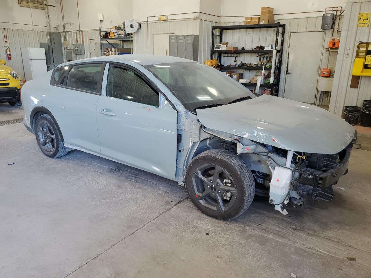 كيا K4 موديل 2024 بدون ايرباك ماشية 14 الف صور الحادث محرك 2000 دوش موضح بل صور جاملغ وحافة البنيد كفالة بدون دواخل كفالة من الصبغ والايرباك والشواصي واللغود والغرق فقط حادث امريكا مواصفات بصمة تشغيل عن بعد سايد بريك بصمة شحن لاسلكي رادار امامي اشاير بل مري رادار جانبي بل مري 🇯🇴 السيارة حاليا نازلة في عمان المنطقة الحرة توصل بغداد بعد الاتفاق 5 أيام تريد مطروح عمان ترهم تريد واصل بغداد ترهم تريد على كتاب الشهداء هم ترهم __ ***********__ بغداد 
( ملاحضة ) السيارة حاليا ب عمان المنطقة الحرة على وضعها تدخل ب إسم المشتري
