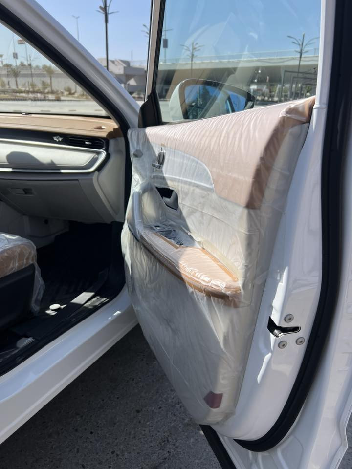 جيتور X70 Plus 1.6 Luxury
الموديل: 2025
ماشية:12187كم قابلة للزيادة
مرقمة بغداد باسمي تحويل ثاني يوم
المحرك: محرك 1.6 لتر تيربو 4 سلندر حقن مباشر197 حصان
ناقل الحركة: DCT - أوتوماتيكي من 7 سرعات
استهلاك الوقود: 8.1 لتر لكل 100 كم
المواصفات:
*عدد صفوف المقاعد 3 (7 ركاب )
إطارات قياس 20 إنچ
*فتحة سقف - بانوراما
*وسائد هوائية امامية وجانبية عدد 6
*كاميرات محيطية 540 درجة
*شاشة عرض ترفيهية قياس 12.35 إنچ
لوحة القيادة الكترونية قياس 10.25 إنچ
*نظام ابل كار بلاي واندرويد اوتو
*نظام صوتي من ٨ سماعات عالية الجودة
*شاحن هاتف لاسلكي
*رادار تفاعلي
*نظام تحذير مغادرة المسار
نظام القيادة شبه الذاتية
*نظام مراقبة النقطة العمياء
*حساسات اصطفاف أمامية وخلفية
*نظام التحذير من التصادم الأمامي و الخلفي
*نظام الكبح التلقائي في حالة الطوارئ
*نظام الفرامل اليديوية الأوتوماتيكي Autohold
*وضعيات قيادة متعددة
*نظام الدخول الذكي (بصمة)
صندوق كهربائي
*مقصورة الركاب من الجلد الفاخر بلونين
*مقعد السائق والراكب تدفئة وتبريد
*مقعد السائق والراكب كهربائي
*مقعد السائق مزود بذاكرة لحفظ 3 وضعيات الجلوس
*مسند الذراع الوسطي مع ثلاجة
*اضاءة محيطية داخل السيارة (7 ألوان)
*عتبات الأبواب الأمامية مضيئة مع إنارة ترحيبية
*الأضواء الأمامية والخلفية أوتوماتيكية ليد(LED)
*مرايا خارجية قابلة للطي كهربائياً
*نظام التحكم الذكي بالإنارة العالية
*مكيف مع شاشة تحكم منفصلة للصف الثاني
*مساحات امامية مع حساسات للمطر
*نظام مساعد صعود المرتفعات
*نظام المكابح المانعة للانغلاق
*نظام التحكم بالثبات
*نظام التحكم نزول على المنحدرات
*داش كام - DVR
*نظام تنقية الهواء PM2.5 مع فلتر N95
*قفل وفتح النوافذ والسقف باستخدام البصمة
للتواصل :***********
