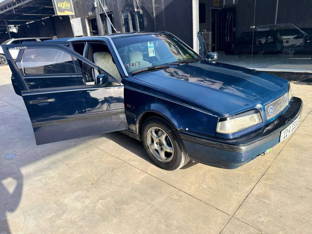 VOLVO للبيع 
موديل 1995
حجم460
مكينه جديده مال كصه
تخم جديد 
تخم تايرات جديد 
كاربون بنزين 
 داخلها حيل نضيف 
صبغ البيها دوائر ودوسات 
وبوند وصندوك 

***********
***********
