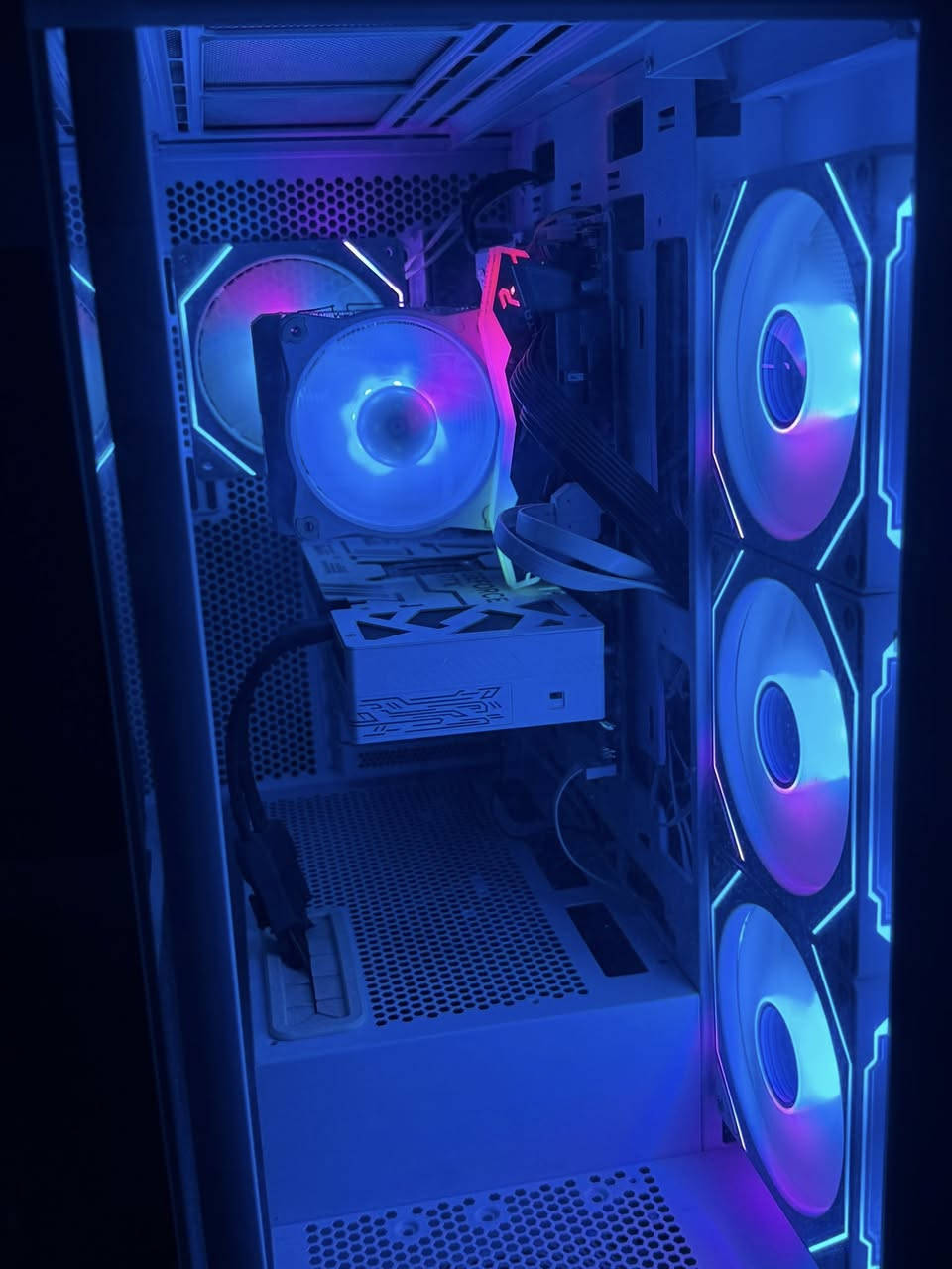 السلام عليكم عندي هاي pc اريد ابيعها البيسي نضيفه كلش وصار سنة من اخذته واداء ما اسولف تشغلك كل الالعاب الحديثه والنازله والي راح تنزل منا 5 سنين كلها تشغلها بافضل اداء (مكاني بغداد) وتفاصيل اكثر والسعر خاص رقم ***********

المواصفات: 
المعالج I7-14700k
رامات 32GB 6000MHZ 
M.D B760 ASROCK 
M.2 NVME-512GB GEN4 
كارت الشاشة GALAX RTX 5070 -12GB OC 

الكيس SAMA 2351 
P.S 750W SEGOTEP BRONZE
