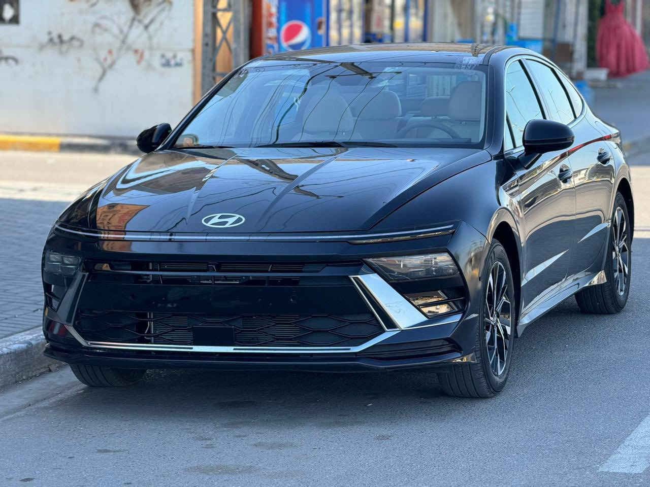 سوناتا موديل 2025 الشكل الجديد 
لونهة اسود  فئة Sel

 بدونً رقم تترقم جميع المحافظات 

 مواصفات Sel plus فول 

المحرك ٢.٥L تنفس طبيعي٢٥٠٠ 

الضرر  فقط بنيد ضربة سطحية 

بدون دواخل  بدون ارباك 

شواصي لغود كفالة عامه

'المواصفات _

 ـ تشغيل بصمه تشغيل عن بُعد البوب بصمه•إشارات بالمرايه •رادار امامي+رادارات جانبيه،خلفي•هاند بريك بصمه كشن السايق كهربائي دشبول إلكتروني كاميرا خلفيه دواره اوتو هولد معَ توقف ذاتي انظمه قياده صندوق ذكي /بصمه .لايت زينون عالي ناصي عدسه " لد امامي نهاري  بك لايت لد. تبريد قطعتين" للتواصل واتساب او الاتصال  على الرقم ***********  
مكان السيارة بالبصرة  

سعرها 177 ورقة جوة سوق
