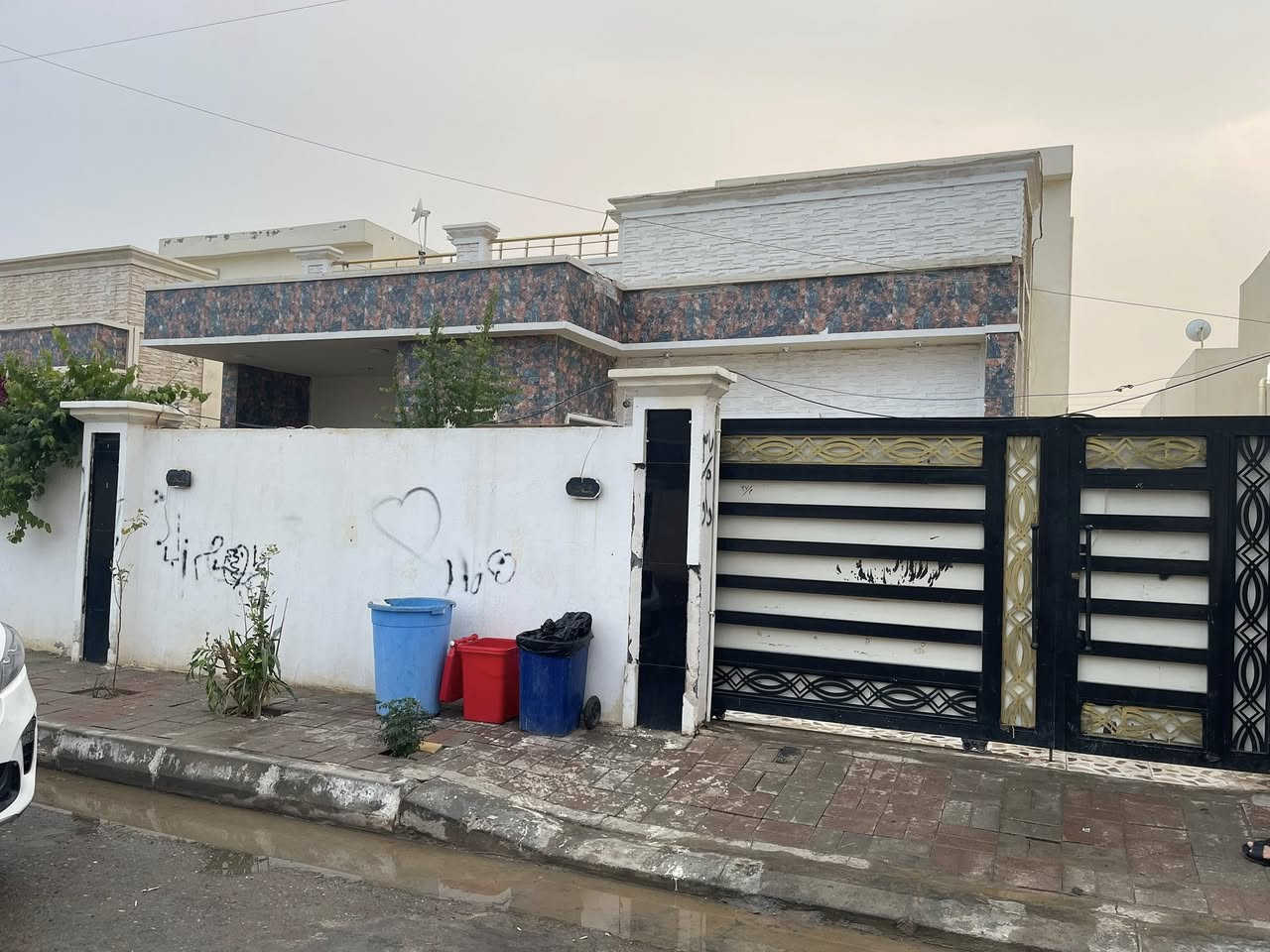 بيت للبيع مجمع المستقبل طابق واحد طابو صرف مقابيل ٧كيلو خلف السجه غرفتين صاله مطبخ استقبال صحيات خارج وداخل كراج سياره وحديقه 
السعر ٧٥ مليون 
مكتب كريم العبيدي 
***********
