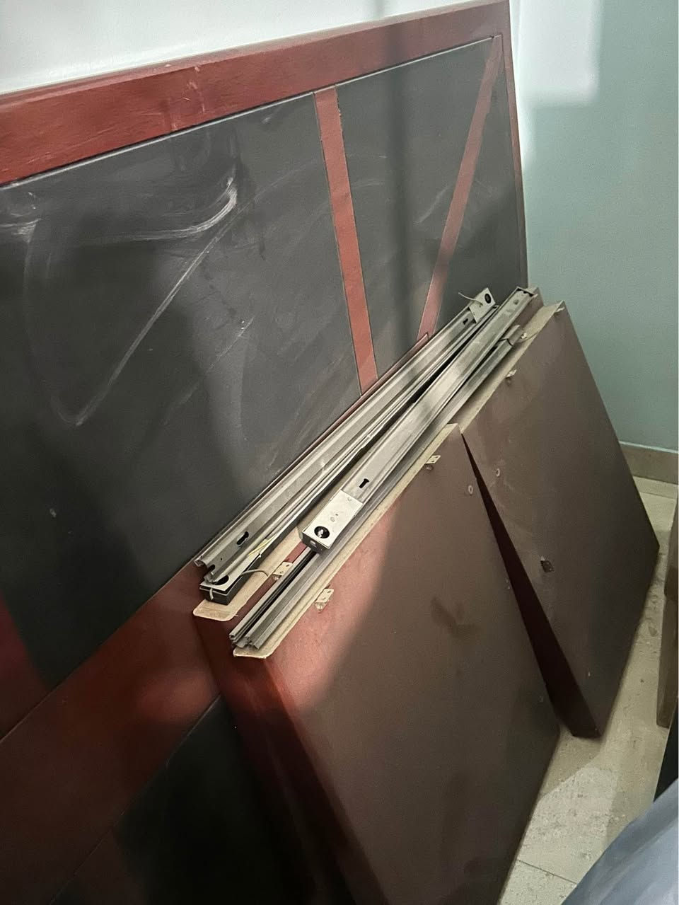 طاولة اجتماعات جلد و خشب اصلية لونها صورها واضحة تكون ل 8 او 10 اشخاص نظيفة غير مستخدمة قطع التركيب وياها،، سعره 900$ابيعه
ع650 قفل 
مكاني زيونة بغداد
رقمي *********** بغداد, العراق
