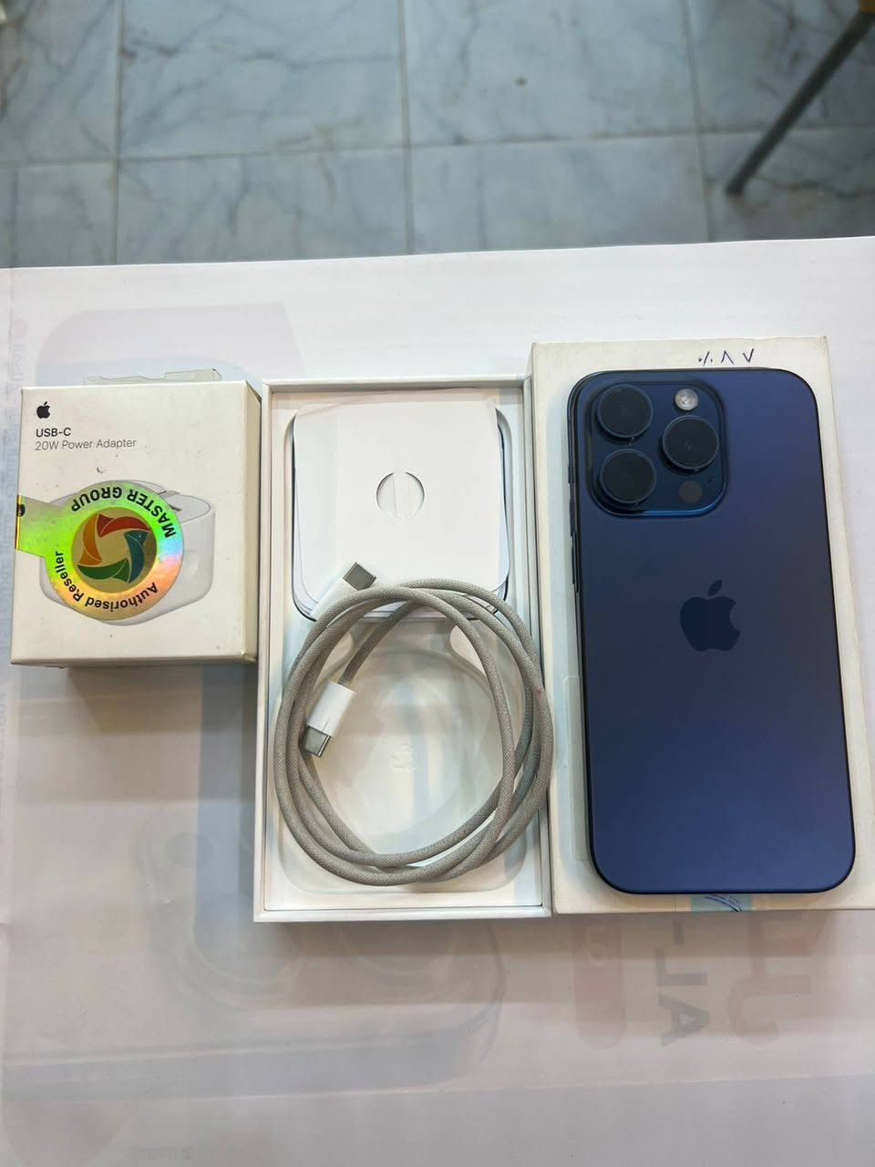 ايفون 15 برو فقط  256 ذاكرة 
بطارية 87‎%‎‎
نضافة 100‎%‎
كامل ملحقات الاصلية شركة ماستر شرق اوسط 
الاصلي وبيه ضمان 
استخدام قليل 
السعر مناسب 
***********
العنوان القطاع شارع السوك مجاور عوينات الكرار 
مركز الشمس
