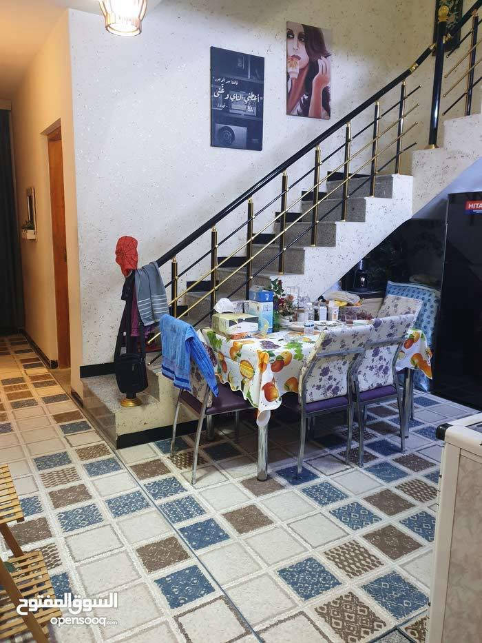 السلام عليكم للبيع دار سكني  جاهز للسكن والتسليم مساحة ٨٥ متر واجهة الدار خمسة متر في  بغداد حي الحسين قرب سريع المطار يحتوي ٣ غرف نوم و صالة ومطبخ وحمام عدد ٢  و مدخل عدد ٢ للدار و منور وسطي  موقع مربع مرطبات الريان  مسافة قصيرة للشارع الرئيسي والمدارس والمول والجامع للاستفسار على الخاص او الاتصال بالرقم ***********
