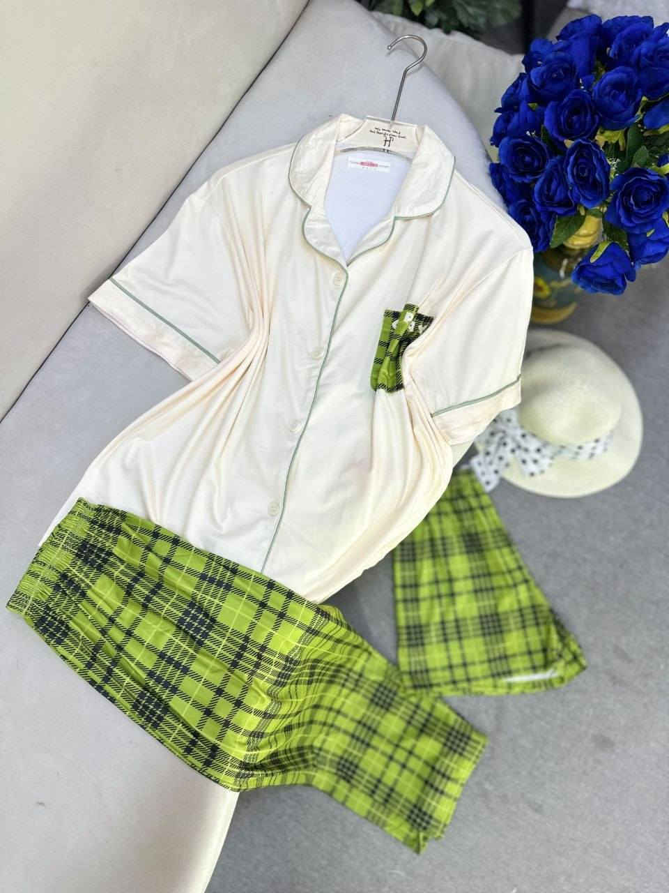 الكولكشن الصيفي  يبداً من هنا 
     تراك بيتي   . ترند الموسم    
الخامة قطن    صيفي   
الالوان كما معروض   
قياس : L XL XXL      
سعر 11 
كوالتي عالي الجودة


**إذا كنت صاحب هذا الإعلان وتريد حذفه لأي سبب، رجاءا أرسل رسالة إلى الدعم الفني**