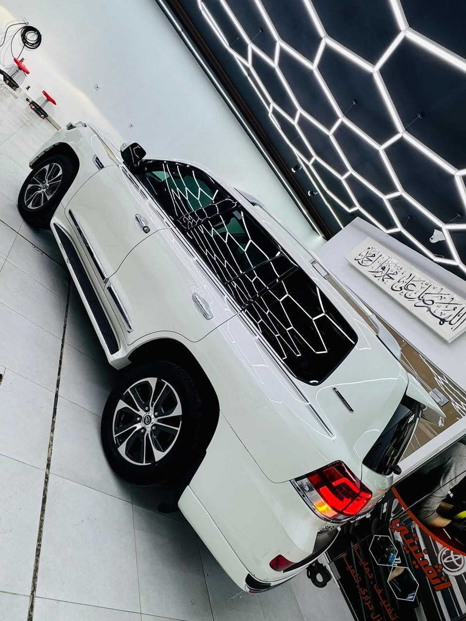 لاندكروز 2020
ساز 
V8
مغلفة ppf 
بيها قطعتين صبغ جاملغ وبنيد
السعر 475 
بيها مجال
***********
