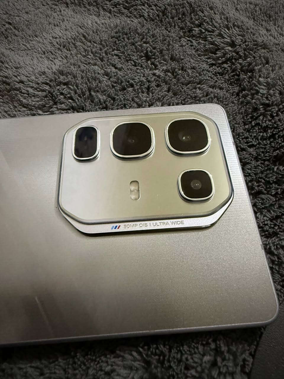 nfinix Note 50 Pro
للبيع مستخدم فترة قليلة جدا جدا فتح كارتون للبيع 

نسخة 12GB +12 =24 GB 
 
((((سعره :٢٨٠ الف)))
سعر الجديد الحالي :٣٣٥ الف 

إليك ملخص شامل ومرتب لأبرز مواصفات الجهاز:

📱 الشاشة (Display)
• النوع: AMOLED فائقة الوضوح.
• الحجم: 6.78 بوصة.
• السرعة: تدعم معدل تحديث 144Hz (سلاسة عالية جداً في الألعاب والتنقل).
• السطوع: يصل إلى 1300 شمعة (وضوح ممتاز تحت أشعة 
الشمس).

🚀 الأداء والذاكرة (Performance & Memory)

• المعالج: MediaTek Helio G100 Ultimate (بتقنية 6 نانومتر)، وهو معالج قوي للفئة المتوسطة.
• الذاكرة العشوائية (RAM): سعة 12 جيجابايت فعلية، وتصل إلى 24 جيجابايت عبر ميزة التوسعة (Extended RAM) كما هو موضح على العلبة.
• ذاكرة التخزين: 256 جيجابايت.

🔋 البطارية والشحن (Battery & Charging)
• السعة: 5200 مللي أمبير.

• الشحن السلكي: سريع جداً بقدرة 90 واط (شحن كامل في وقت قياسي).

• الشحن اللاسلكي: يدعم تقنية MagCharge بقدرة 30 واط.

• ميزات إضافية: يدعم الشحن العكسي (لشحن أجهزة أخرى) 
وتقنية Bypass Charging (للحفاظ على البطارية أثناء الألعاب).

📸 الكاميرات (Cameras)

• الخلفية: أساسية بدقة 50 ميجابكسل مع مثبت بصري (OIS) لمنع اهتزاز الصور، وعدسة واسعة بدقة 8 ميجابكسل.

• الأمامية: بدقة 32 ميجابكسل لصور سيلفي عالية الجودة.
🔊 الصوت والإضافات

• الصوت: مكبرات صوت مزدوجة (Stereo) بتعاون مع JBL، مما يوفر تجربة صوتية نقية ومحيطية.

• الذكاء الاصطناعي: مزود بتقنيات Infinix AI لتحسين الأداء والتصوير بلمسة واحدة.

• الحماية: مقاوم للغبار ورذاذ الماء بمعيار IP64، وبصمة إصبع مدمجة تحت الشاشة.


**إذا كنت صاحب هذا الإعلان وتريد حذفه لأي سبب، رجاءا أرسل رسالة إلى الدعم الفني**