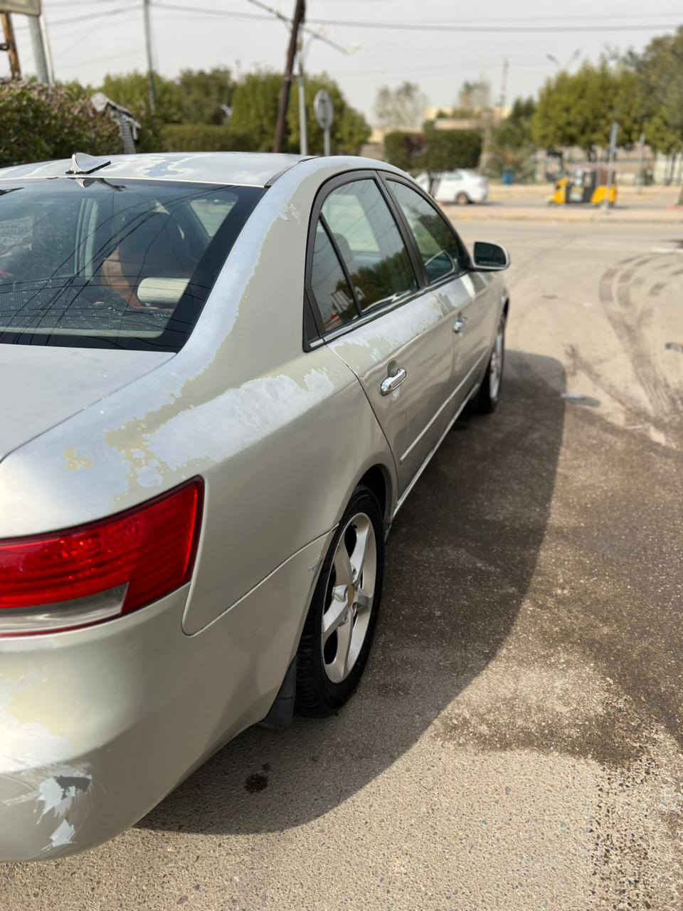 السلام عليكم ورحمة الله وبركاتة من رخصة صاحب الگروب سوناته 2006واردكندي السياره مصبوغه حزام وجارده بيهه جاملغ خلفي جهة السايق مكينه 200جاهز ه من كل شي كهربائيات وتبريد وتخم تاير مكان السياره بغداد للاستفسار *********** السعر 85وبيهه مجال للشراي
