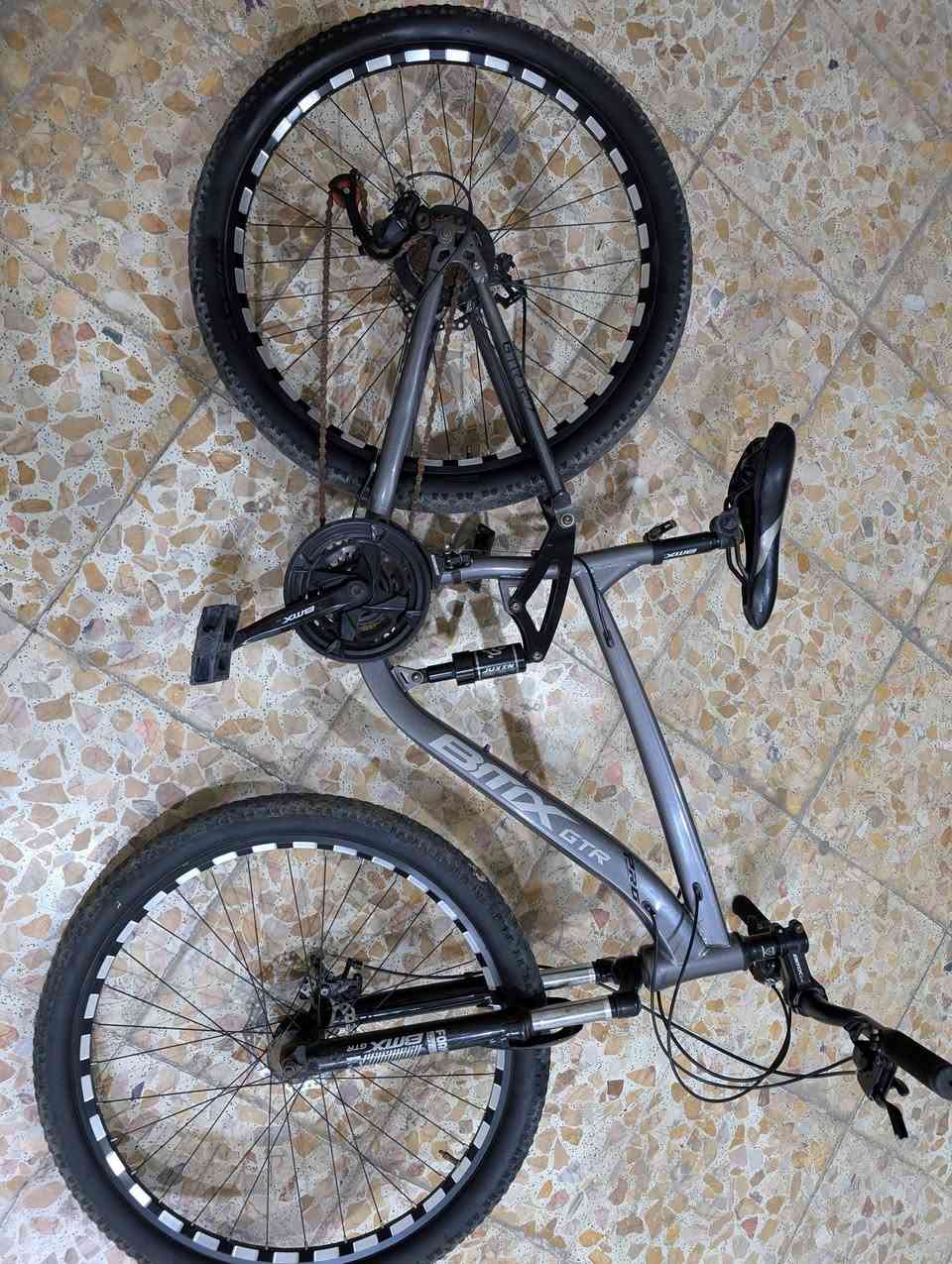 السلام عليكم عيني بايسكل 
bmx gtr (pro)
المساعدات : دبل امامي وخلفي شغالات
السرعات : كير خلفي 7سرعات وكير امامي3سرعات كلهن شغالات من ماركه sun rise
 البريكات : بريك امامي وخلفي دسكات كلهن شغالات بس الامامي يحتاجله صيانه 
حاله البايسكل : نضيف كلش واستعمال خفيف 
الملحقات :حامل مطاره ومطاره حديد


**إذا كنت صاحب هذا الإعلان وتريد حذفه لأي سبب، رجاءا أرسل رسالة إلى الدعم الفني**