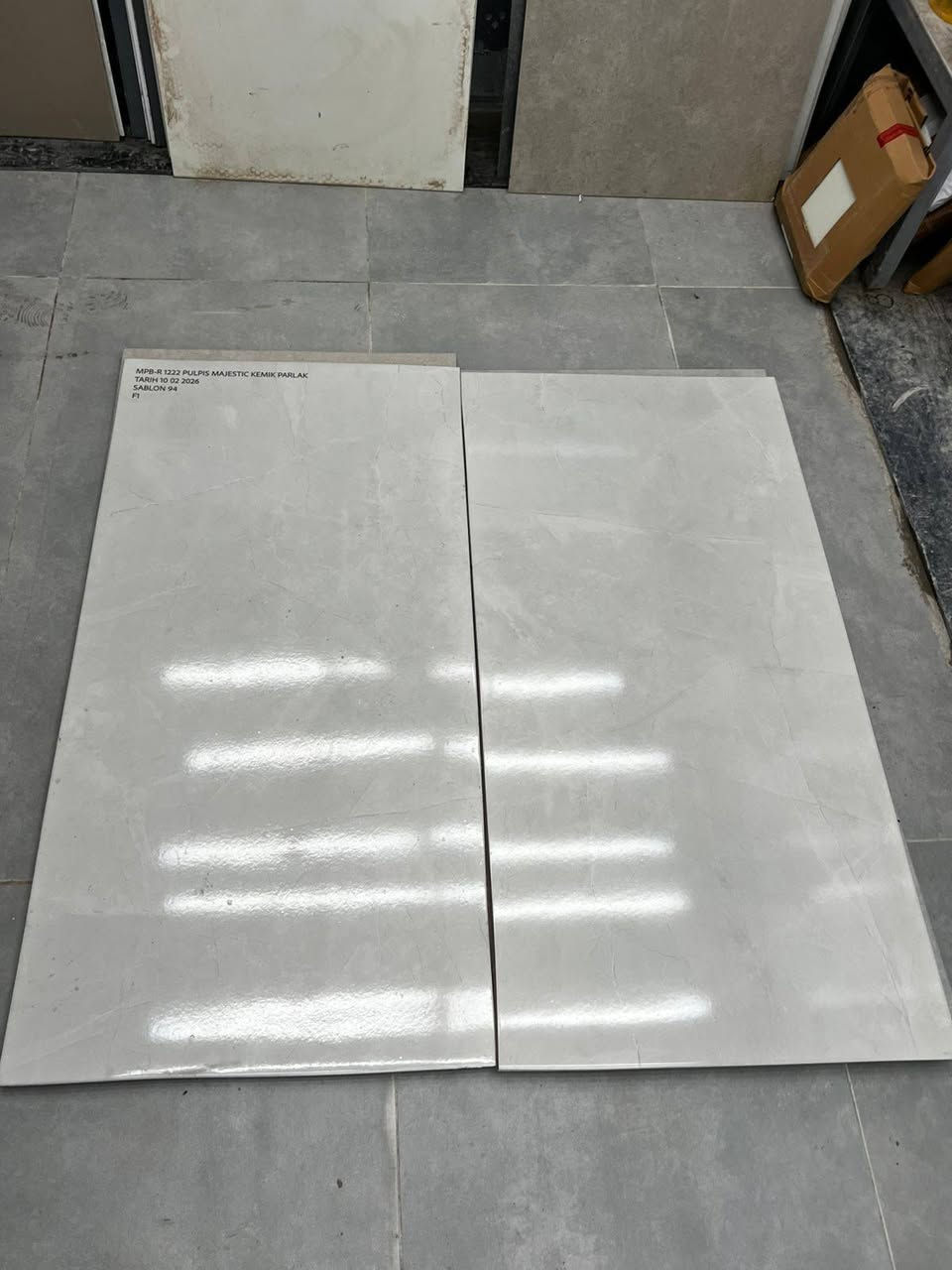 متاح كاشي بورسلين 60على 120واصل خابر وتدلل ***********
