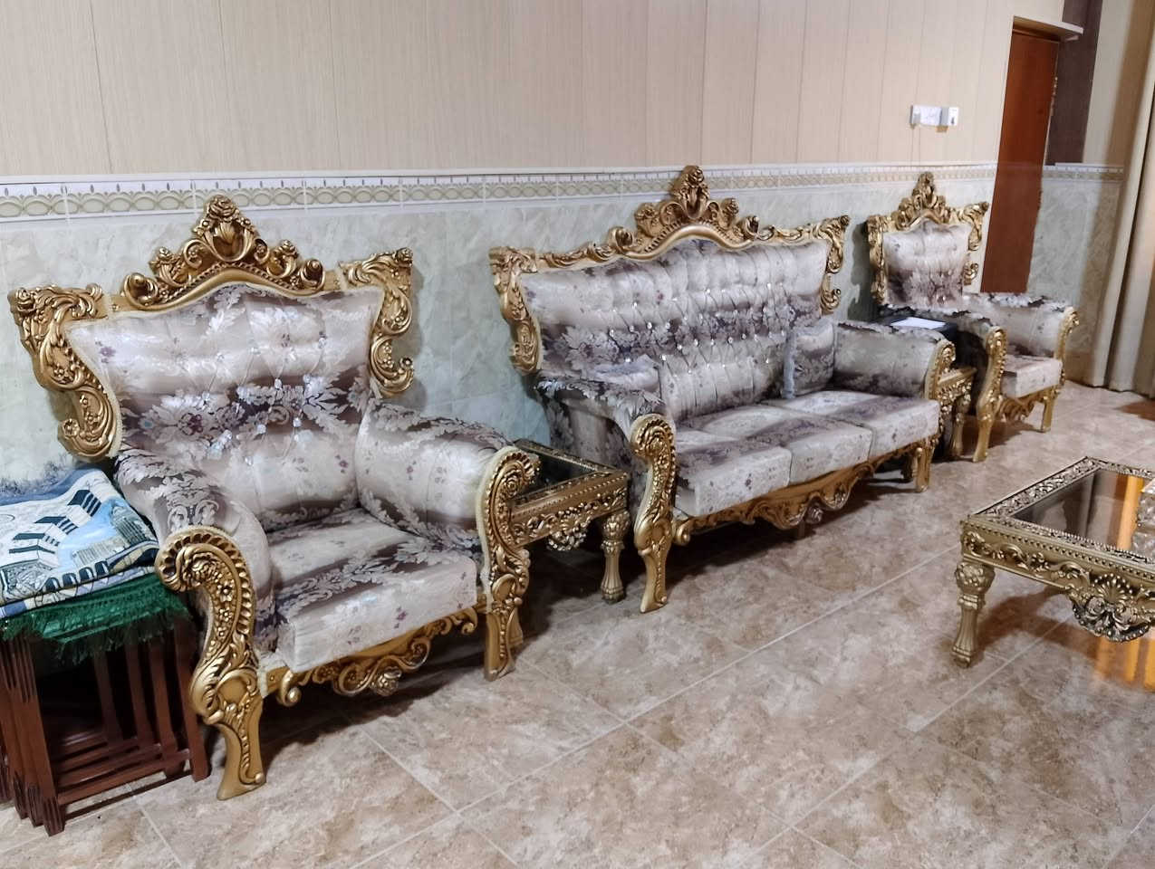 سلام عليكم للبيع تخم ونص 15 مقعد استعمال قليل نظافة 95%مع 4 طبلات صغيرة ووحدة جبيرة سعرة  ٩٥٠ الف المكان الرمادي ***********
