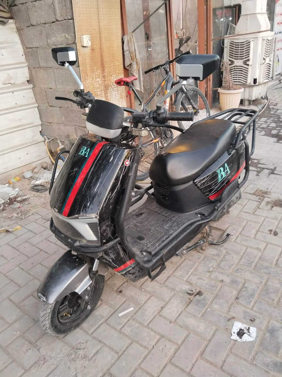 سلام عليكم دراجه شحن للبيع مكاني البياع شرطه رابعه 
بس شاشه عطلانه ***********.  سعر 750
