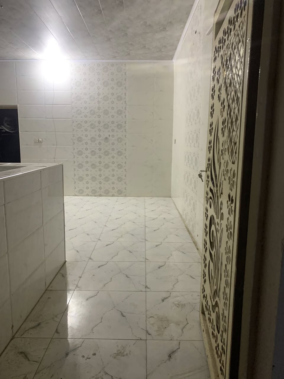 السلام عليكم بيت لإيجار قريه الغدير المساحه 65 متر
بناء جديد يحتوي البيت 

غرفه نوم وصاله وحمام 

سعر الايجار 

350قفل  مع الكهرباء والماء 

رقم الهاتف ***********
