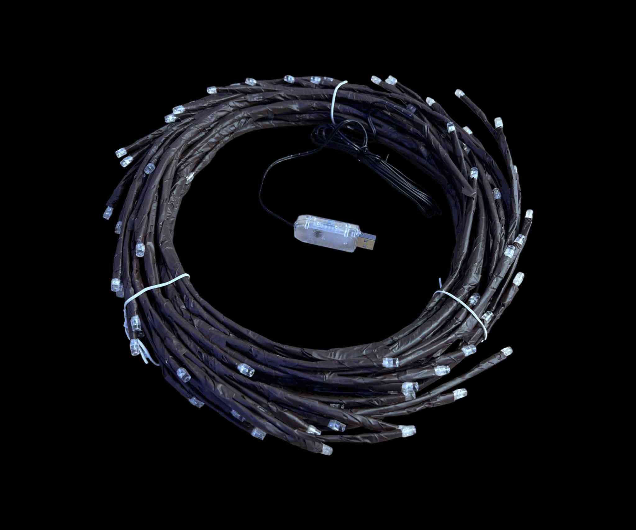 إنارة جدارية LED على شكل شجرة
أضف لمسة طبيعية وأنيقة لمنزلك أو مكتبك مع الإنارة الجدارية على شكل شجرة. تصميم مبتكر يشبه فروع الأشجار، مزود بإضاءة LED دافئة تضفي جوًا رومانسيًا ودافئًا على الغرف، الممرات، المداخل، أو زوايا التصوير والديكور الحديث.
الاستخدامات:
تزيين الجدران والغرف والممرات والمداخل.
خلق أجواء دافئة ورومانسية في المنازل، المقاهي، والمناسبات.
إضاءة ليلية ناعمة ومريحة للعين.
تزيين جدران التصوير وزوايا الديكور الحديثة.
المميزات:
تصميم شجري مبتكر مع إضاءة LED دافئة تضيف لمسة طبيعية وجمالية.
تعمل بوصلة USB، قابلة للتوصيل بأي باور بانك، شاحن، أو كمبيوتر.
زر تشغيل مدمج في السلك للتحكم السريع.
سلك مرن ومتين بطول حوالي 2 متر يمكن تشكيله وتثبيته بسهولة.
إضاءة موفرة للطاقة وآمنة للاستخدام لفترات طويلة.
متوفر توصيل بغداد والمحافظات Colombo, Sri Lanka


**إذا كنت صاحب هذا الإعلان وتريد حذفه لأي سبب، رجاءا أرسل رسالة إلى الدعم الفني**