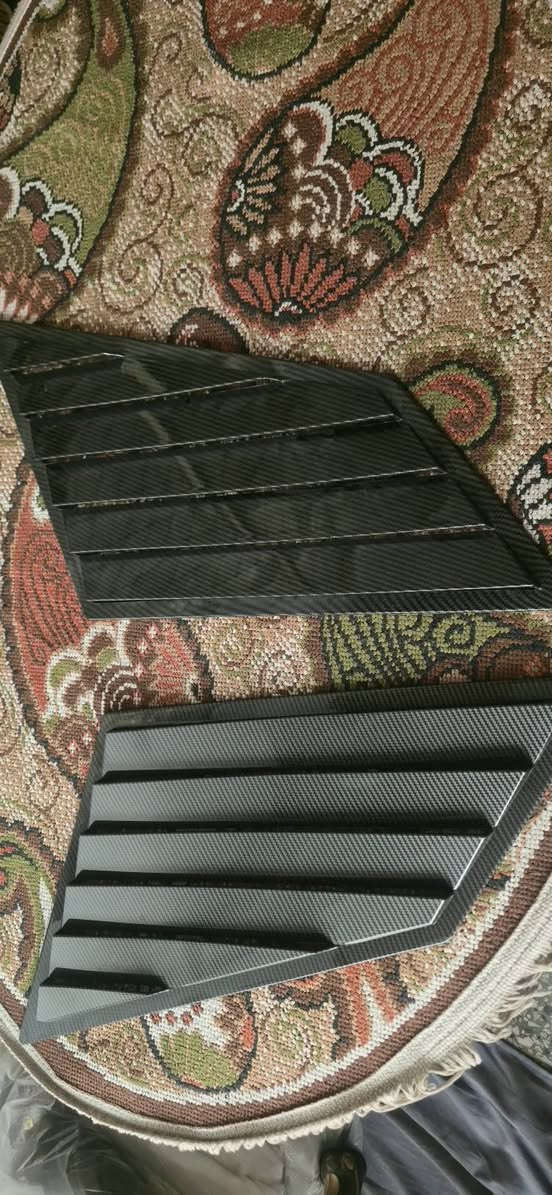 مثلاثات كيا اسبورتج شكل جديد   كاربون  سعر ٦٠ بيهن مجال. جديد غير مستعمل  مكاني البياع ***********
