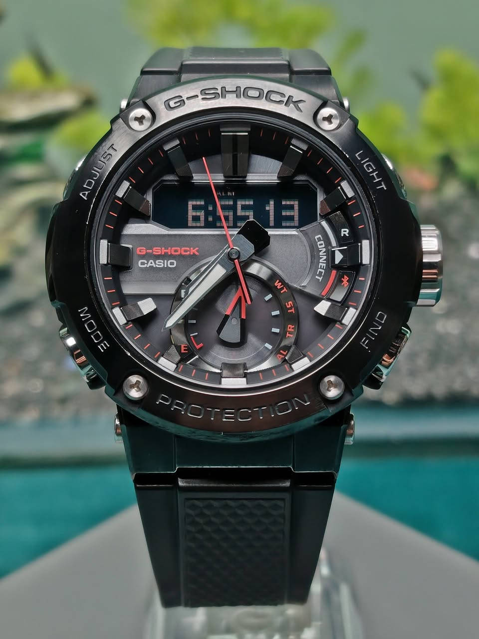 السلام عليكم 

ساعة كاسيو جي شوك مستخدم 
GST-B200B-1A

° الوصف
• ساعة G-STEEL مزودة بهيكل حماية من ألياف الكربون، مستوحى من ساعات G-SHOCK، التي تتطور باستمرار سعيًا وراء المتانة. صُنعت العلبة من راتنج فاخر يحتوي على ألياف الكربون، يتميز بخفة وزنه وقوته التي تفوق صلابة الراتنج العادي. يمنع هذا الهيكل التلف والتشوه الناتج عن الصدمات لحماية المكونات الداخلية. تم تصغير حجم الساعة لتحسين الراحة مع الحفاظ على واجهة عريضة وديناميكية. تتميز هذه الساعة بشاشة LCD رقمية معكوسة تجمع بين الأداء العالي والتصميم الأنيق. تصميم متين يمنحها مظهرًا قويًا. ساعة تتميز بهيكل مقاوم للصدمات وتصميم يرسي معايير جديدة لجيل جديد من ساعات G-SHOCK.

° المعلومات الأساسية
• القطر 46.5 ملم الارتفاع 14.5 ملم
• تاف سولار (تعمل بالطاقة الشمسية)
• بلوتوث: يتصل بالهاتف الذكي ويضبط الوقت تلقائيًا
• رابط الهاتف المحمول (الربط اللاسلكي باستخدام تقنية Bluetooth®)

• ميزة اتصال التطبيقات
ضبط الوقت التلقائي
ضبط الساعة بسهولة
حوالي 300 مدينة بتوقيت العالم
محدد موقع الهاتف

• 5 منبهات متعددة الوظائف (مع منبه يومي، ومنبه لوقت واحد، ومنبه جدولة)

• عرض/تنبيه البطارية مؤشر مستوى البطارية

• خاصية كتم الصوت تشغيل/إيقاف نغمة تشغيل الزر

• توفير الطاقة (تصبح الشاشة سوداء وتتوقف العقارب لتوفير الطاقة عندما تُترك الساعة في الظلام)

• وزن 87 غرام
• الزجاج المعدني
• مقاوم للصدمات
• هيكل حماية أساسي من الكربون
• مقاومة للماء حتى عمق 200 متر
• مادة الهيكل والإطار فولاذ كربوني / فولاذ مقاوم للصدأ

• التوقيت العالمي 39 منطقة زمنية* (39 مدينة + التوقيت العالمي المنسق)، تشغيل/إيقاف التوقيت الصيفي، التبديل التلقائي للتوقيت الصيفي، تبديل المدينة الرئيسية/مدينة التوقيت العالمي *قد يتم تحديثه عند الاتصال بالهاتف الذكي.

• ساعة إيقاف بدقة 1/1000 من الثانية. سعة القياس: من 00:00 إلى 59:59:999 (لأول 60 دقيقة)، ومن 1:00 إلى 23:59:59:9 (بعد 60 دقيقة). وحدة القياس: 1/1000 من الثانية (لأول 60 دقيقة)، 1/10 من الثانية (بعد 60 دقيقة). أوضاع القياس: الوقت المنقضي، وقت التجزئة

• مؤقت العد التنازلي وحدة القياس: 1/10 من الثانية نطاق العد التنازلي: 24 ساعة نطاق ضبط وقت بدء العد التنازلي: من ثانية واحدة إلى 24 ساعة (بزيادات ثانية واحدة، ودقيقة واحدة، وساعة واحدة)

• إضاءة LED مزدوجة، إضاءة LED للوجه (إضاءة LED تلقائية كاملة، إضاءة فائقة، مدة إضاءة قابلة للتحديد (1.5 ثانية أو 3 ثوانٍ)، توهج لاحق)، إضاءة خلفية LED للشاشة الرقمية (إضاءة LED تلقائية كاملة، إضاءة فائقة، مدة إضاءة قابلة للتحديد (1.5 ثانية أو 3 ثوانٍ)، توهج لاحق).

• مدة تشغيل البطارية التقريبية: 6 أشهر عند استخدام البطارية القابلة لإعادة الشحن (مدة التشغيل مع الاستخدام العادي دون التعرض للضوء بعد الشحن) 20 شهرًا عند استخدام البطارية القابلة لإعادة الشحن (مدة التشغيل عند التخزين في الظلام الدامس مع تشغيل وظيفة توفير الطاقة بعد الشحن الكامل)

• نظام 12/24 ساعة
خاصية تحريك اليد (تتحرك اليدان بعيدًا عن الطريق لتوفير رؤية واضحة لمحتويات الشاشة الرقمية).
ضبط الوقت التقليدي: تناظري: 3 عقارب (ساعة، دقيقة (يتحرك العقرب كل 10 ثوانٍ)، ثانية) رقمي: ساعة، دقيقة، ثانية، مساءً، شهر، تاريخ، يوم

جميع الساعات اصلية معا ضمان🤍.

العنوان: - بغداد - مدينة الصدر ـ الأورفلي 
توصيل لجميع المحافظات 
التواصل واتساب *********** 🤍.
