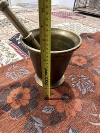 هاون للبيع نضيف جدا اصلي طوله ١٧ سانتيم وعرضه ١٨ سانتيم ووزنه ٥ كيلوات...