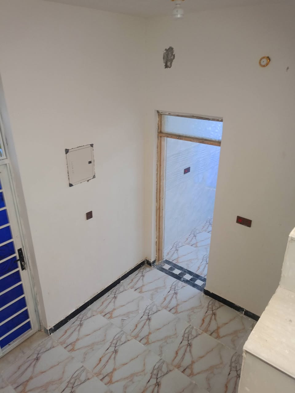 يا الله سلام عليكم بيت زراعي للبيع مساحة 130متر كافة الخدمات يتكون من غرفتين وديوانية وصحيات ومطبخ وصالة ومنور وحمام داخلي ناحية سديناوية نهايت السايدين السعر 70وبي مجال بسيط للاستفسار ***********
