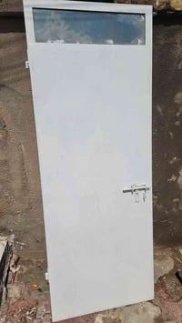 باب حمام • حديد ثقيل • نضيف