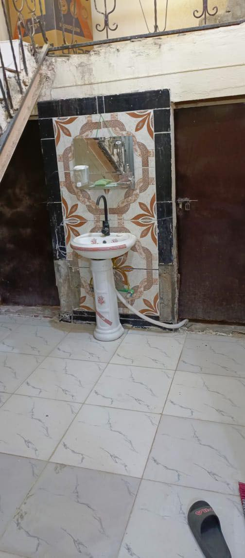 سلام عليكم بيت للبيع مساحة ٣٠٠ متر 
حي الملايين خلف حسينية ال رباد
بناء بلوك يحتوي على (غرفه وصاله ومطبخ واستقبال وصحيات )
السعر /٢٠ 
للاستفسار مراجعة مكتب عقارات الفنار 
مجاور مستشفى الخضر العام (***********)
