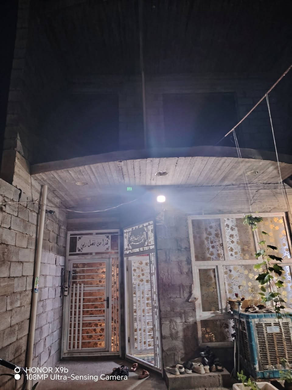 السلام عليكم بيت المساحة ١٥٠ النزال ٢٥ الواجهية ٦ +٣ غرف نوم + استقبال + مطبخ وصالة + صحيات طابق اول وطابق ثاني تبليط الباب الباب البيت ومجاري والبناء بعدة جديد  السعر ٧٠ وبي مجال شي قليل المكان ديالى هبهب قرب شارع العام الأتصال *********** ورقم الثاني بي واتساب ***********
