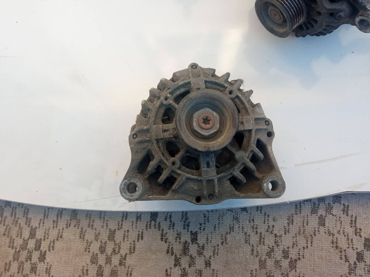 السلام عليكم ورحمه الله غراض بيجو 370  عنبار بريك وداينمو عدد 2جبيرة والزغيره قاعده فيت بم اصلي وتحكم اشيار اصلية بسعر مناسب جدا الكل نظافه 90%للتواصل ***********
