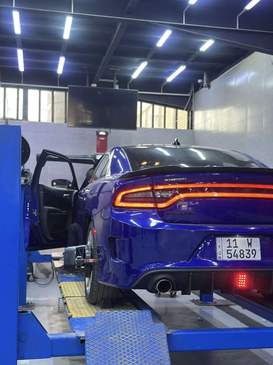جارجر RT 2019
السلام عليكم 
Dodge Charger RT 2019 Super track pack 
المحرك : 8 سلندر 5700cc HEMI  
نظام الدفع : RWD دفع خلفي 
المسافة المقطوعة : 34000 mi
اللون : ازرق مميز + السقف اسود من الوكالة ( Tow color ) 
المواصفات : 
بصمة تشغيل و ابواب و صندوق 
فتحة سقف 
كشنات حضن جلد + كنتارا رياضية
تدفئة و تبريد بالكشنات الامامية و تدفئة فقط بالخلفية 
الكشنات الامامية تحكم كهرباء 
خزن ميموري لكشن السائق 
الستيرن تحكم كهرباء 
تدفئة بالستيرن 
كاميرا و حساسات خلفية 
سستم سماعات فاخر من ALPINE 
مري قلابة عند الرجوع 
شفتات ستيرن 
شاشة كبيرة تدعم APPLE CAR PLAY 
المرايا الجانبية بخاصية التسخين ( هيتر ) 
رادار جانبي + نقطة عمياء 
ويل قياس 20 انش الاصلي مال RT 
تشغيل عن بعد 
نظام تعتيم للمرايا الوسط + المري الجانبية 

السيارة رقم بغداد بأسمي تحويل ثاني يوم 
السيارة مكفولة من ناحية المحرك و الگير 
السيارة بحالة الوكالة بدون اضافات او برمجة 
الدهن كله اصلي و بانزين كله محسن 

حادث السيارة خلفي بدون ايرباك بدون دواخل 
السعر : 25،300$ 

للاستفسار الاتصال على الرقم ***********
